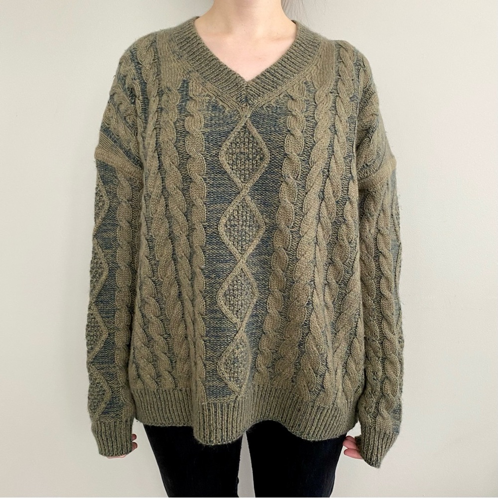 Authentic Celine 100% cashmere metallic thread cable knit V-neck sweater. 💚